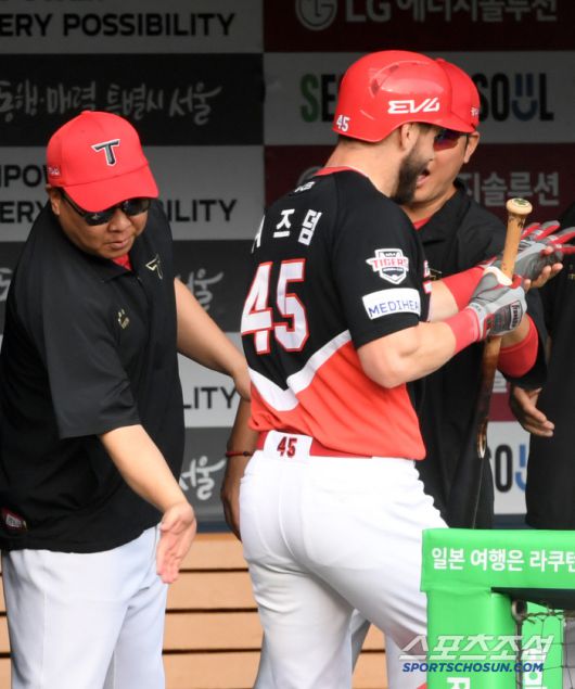28일 잠실구장에서 열린 LG 트윈스와 KIA 타이거즈의 경기. 3회초 KIA 위즈덤이 솔로포를 날린 뒤 이범호 감독과 하이파이브를 하고 있다. 잠실=박재만 기자 pjm@sportschosun.com/2025.06.28/