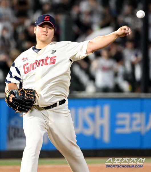 9일 부산 사직야구장에서 열린 두산과 롯데의 경기, 롯데 심재민이 1루 견제구를 던지고 있다. 부산=허상욱 기자wook@sportschosun.com/2025.07.09/