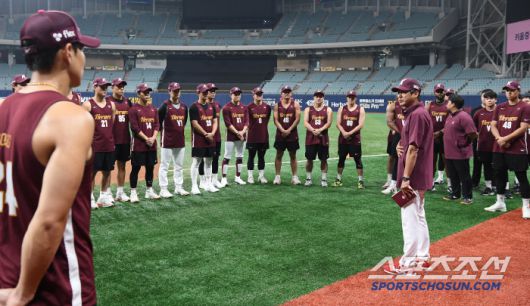 키움 히어로즈 설종진 감독대행이 15일 오후 서울 고척스카이돔에서 선수단과 첫 미팅을 했다. 설 대행이 선수들 앞에서 인사말을 하고 있다. 고척=정재근 기자 cjg@sportschosun.com/2025.7.15/