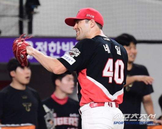 10일 대전 한화생명 볼파크에서 열린 한화와 KIA의 경기. 5회말 2사 1, 2루. 최인호 볼넷 때 유로결이 3루에서 견제사를 당했다. 김태군 포수에게 박수를 보내는 KIA 네일. 대전=송정헌 기자songs@sportschosun.com/2025.07.10/