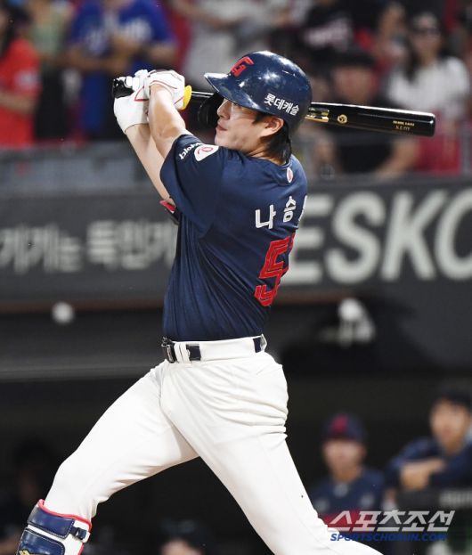 4일 광주 기아 챔피언스필드에서 열린 롯데-KIA전. 7회초 1사 1루 나승엽이 안타를 치고 있다.  광주=정재근 기자 cjg@sportschosun.com/2025.7.4/