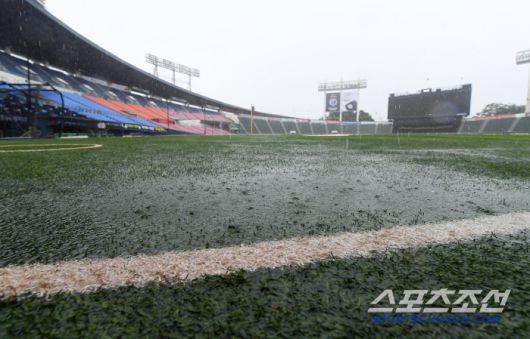 17일 잠실구장에서 열릴 LG 트윈스와 롯데 자이언츠의 경기가 우천 순연됐다. 잠실=박재만 기자 pjm@sportschosun.com/2025.07.17/