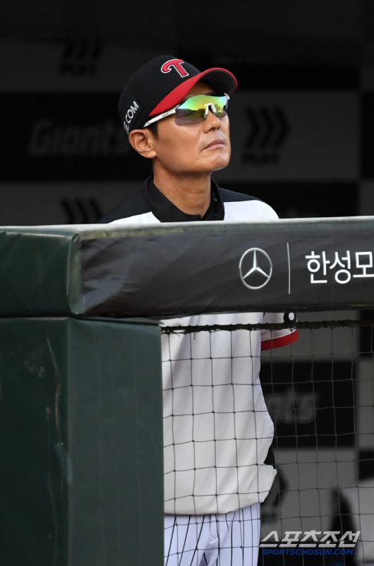 1일 부산 사직구장에서 열린 롯데 자이언츠와 LG 트윈스의 경기. LG 염경엽 감독이 경기를 지켜보고 있다. 부산=박재만 기자 pjm@sportschosun.com/2025.07.01/