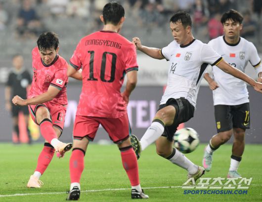 7일 축구대표팀이 용인미르스타디움에서 동아시안컵 중국과 첫 경기를 펼쳤다. 중거리 슈팅을 시도하는 대표팀 김진규. 용인=송정헌 기자songs@sportschosun.com/2025.07.07/