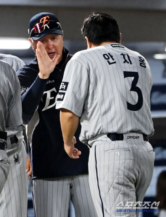 17일 부산 사직야구장에서 열린 한화와 롯데의 경기, 한화가 6대0으로 승리하며 5연승을 달렸다. 승리의 기쁨을 나누는 김경문 감독과 안치홍의 모습. 부산=허상욱 기자wook@sportschosun.com/2025.06.17/