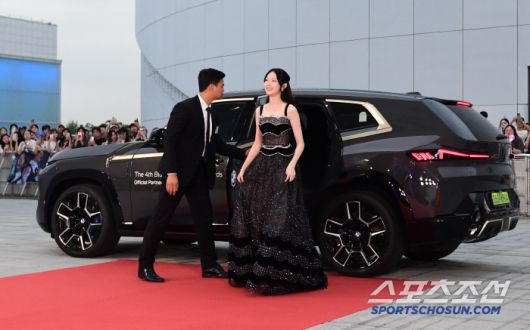 제4회 청룡시리즈어워즈(Bluedragon Series Awards)가 18일 인천 파라다이스시티에서 열렸다. 공승연이 포토타임을 갖고 있다. 인천=송정헌 기자 songs@sportschosun.com/2025.07.18/