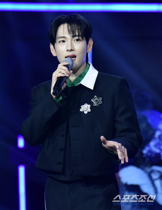 제4회 청룡시리즈어워즈(Blue Dragon Series Awards)가 18일 인천 파라다이스시티에서 열렸다. 축하무대를 선보이고 있는 임시완. 인천=송정헌 기자songs@sportschosun.com/2025.07.18/