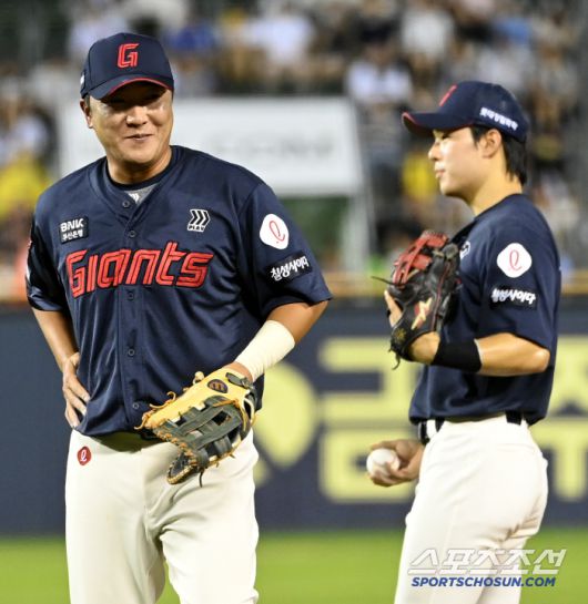 홍민기의 견제구를 몸으로 막아낸 1루수 정훈이 공에 맞은 옆구리를 감싸쥐며 웃고 있다. 잠실=허상욱 기자