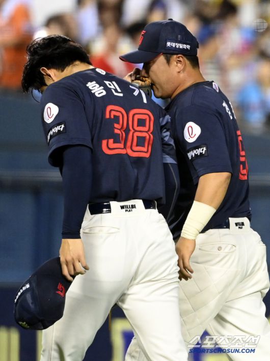 방금 전 상황에 대한 피드백을 이어가는 베테랑과 선배의 말을 새겨듣는 후배