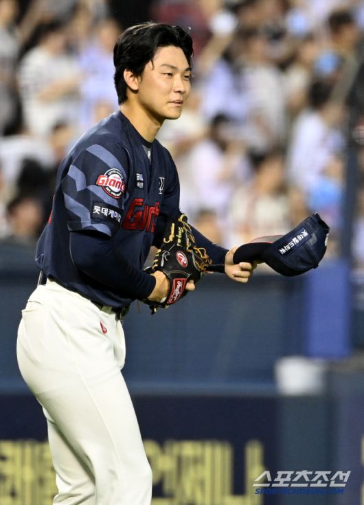 더그아웃으로 향하는 정훈과 눈을 마주치고