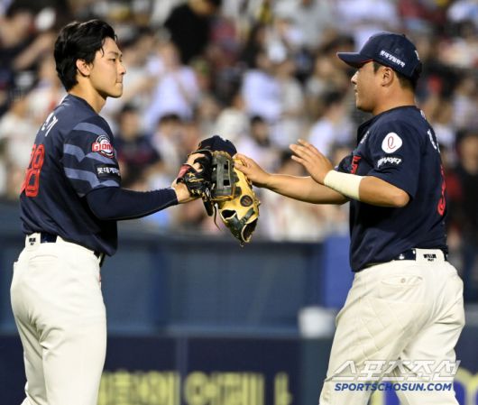 자신을 기다렸던 홍민기와 하이파이브를 하는 정훈