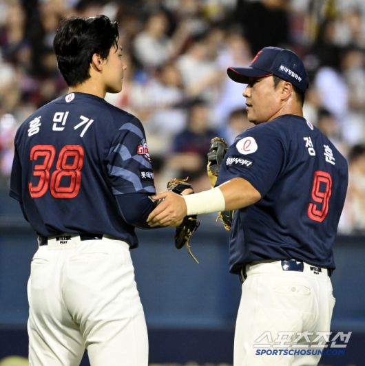 홍민기의 팔을 끌어당기는 정훈