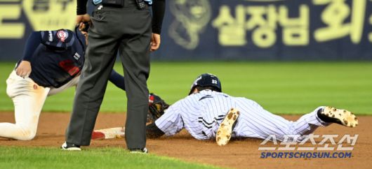 19일 잠실야구장에서 열린 롯데와 LG의 경기, 5회말 2사 1루 LG 문보경 타석때 1루주자 김현수가 2루 도루를 성공하고 있다. 잠실=허상욱 기자wook@sportschosun.com/2025.07.19/