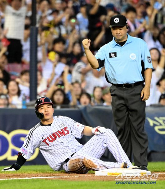 19일 잠실야구장에서 열린 롯데와 LG의 경기, 5회말 1사 1루 문성주가 1타점 2루타를 치고 3루까지 뛰다 태그아웃되고 있다. 잠실=허상욱 기자wook@sportschosun.com/2025.07.19/