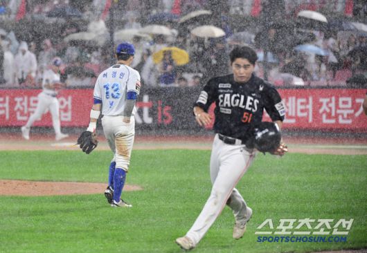 19일 수원 케이티위즈파크에서 열린 KT와 한화의 경기. 6회초 1사 1루. 한화 노시환 타석 때 또다시 경기가 중단되고 있다. 수원=송정헌 기자songs@sportschosun.com/2025.07.19/