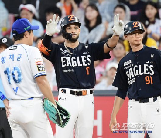 안타-안타-안타. 4회 또다시 안타를 날린 한화 리베라토.