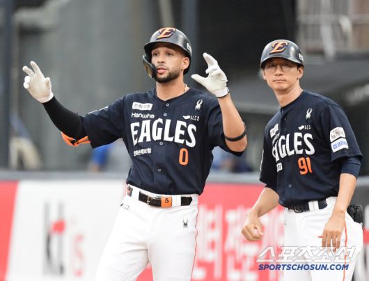 19일 수원 케이티위즈파크에서 열린 KT와 한화의 경기. 1회 첫 타석 안타를 치고 출루한 한화 리베라토. 수원=송정헌 기자songs@sportschosun.com/2025.07.19/