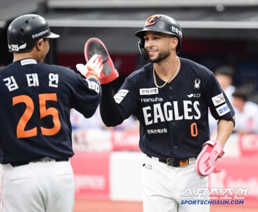 1회 채은성의 2루타 때 득점에 성공한 리베라토.