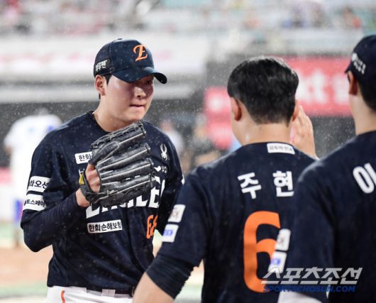 5회말 실점 위기를 넘기고 마운드를 내려오는 한화 조동욱.