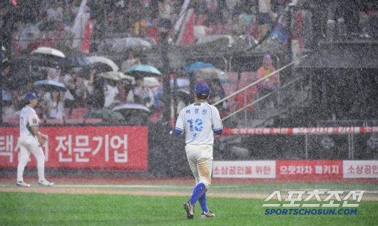 6회초 1사 1루. 한화 노시환 타석 때 또다시 경기가 중단되고 있다.