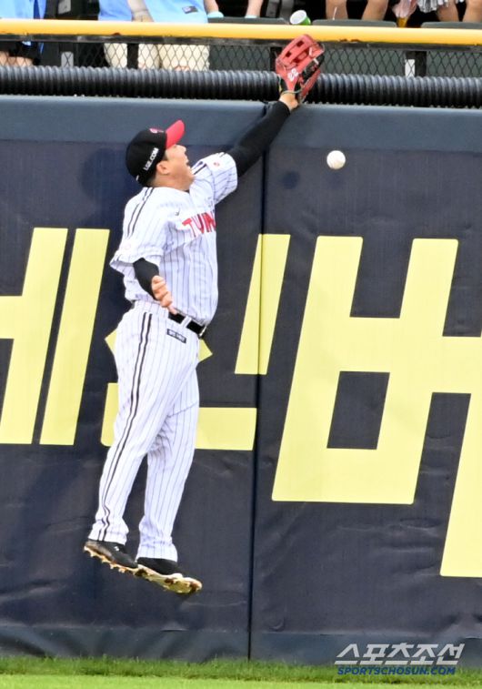 19일 잠실야구장에서 열린 롯데와 LG의 경기, 2회초 LG 좌익수 김현수가 롯데 유강남의 타구를 잡으려 점프하고 있다. 잠실=허상욱 기자wook@sportschosun.com/2025.07.19/