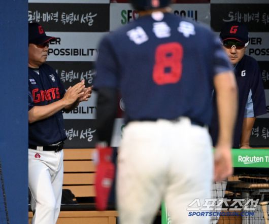 19일 잠실야구장에서 열린 롯데와 LG의 경기, 4회초 1사 1,2루 롯데 김태형 감독이 유강남의 2타점 2루타가 터지자 박수를 보내고 있다. 잠실=허상욱 기자wook@sportschosun.com/2025.07.19/