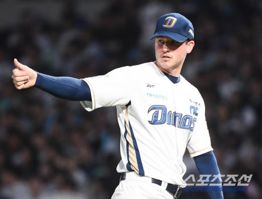 30일 창원 NC파크에서 열린 한화-NC전. 7회초 무사 1, 2루에서 라일리가 교체되며 선수들을 격려하고 있다. 창원=정재근 기자 cjg@sportschosun.com/2025.5.30/