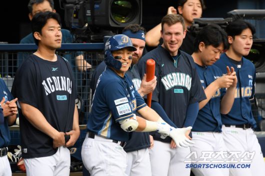 19일 잠실구장에서 열린 LG 트윈스와 NC 다이노스의 경기. NC 손아섭, 로건, 라일리가 LG 선수들과 인사를 나누고 있다. 잠실=박재만 기자 pjm@sportschosun.com/2025.06.19/