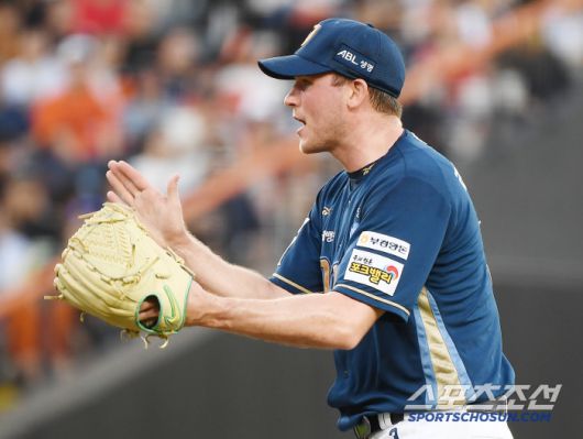 1일 대전 한화생명볼파크에서 열린 NC-한화전. NC 선발 라일리가 김형준 포수의 볼배합을 칭찬하고 있다. 대전=정재근 기자 cjg@sportschosun.com/2025.7.1/