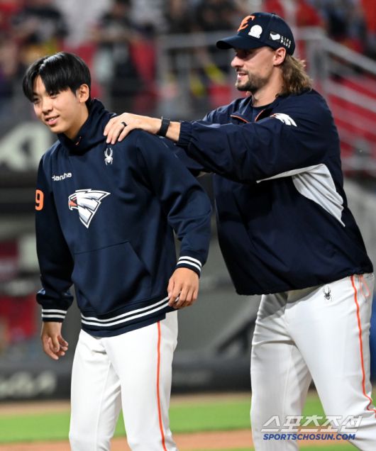 7일 광주KIA챔피언스필드에서 열린 한화와 KIA의 경기,한화가 연장 승부 끝 3대2로 승리했다. 승리의 기쁨을 나누는 황준서와 와이스의 모습.광주=허상욱 기자wook@sportschosun.com/2025.06.07/