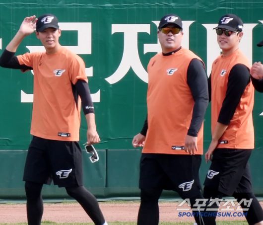 2일 대전 한화생명이글스파크에서 열린 롯데와 한화의 경기. 황준서, 류현진, 문동주가 함께 훈련하고 있다. 대전=정재근 기자 cjg@sportschosun.com/2024.4.2/