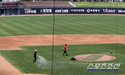 그라운드키퍼들이 일찍이 그라운드 정비 작업을 마쳤다. 광주=김민경 기자