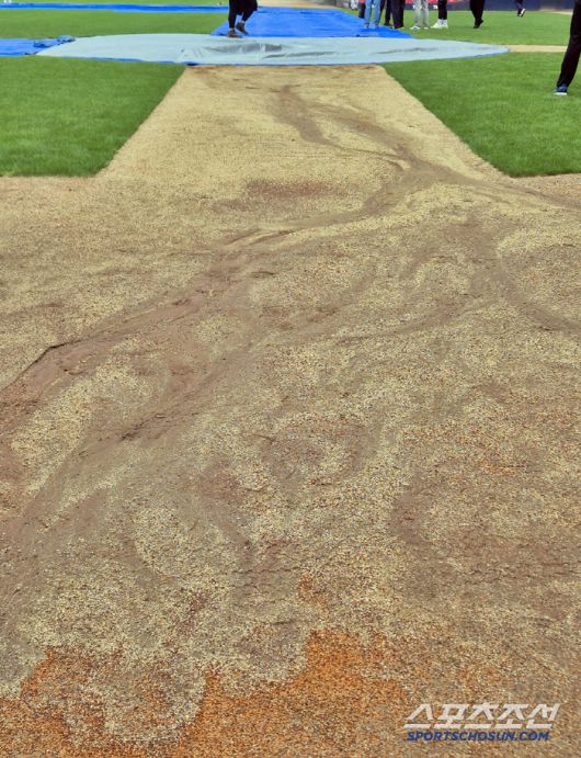 19일까지는 그라운드 상태가 최악이었던 광주기아챔피언스필드. 이틀 동안 너무 많은 비가 내린 탓에 그라운드 흙이 유실됐다. 광주=김민경 기자