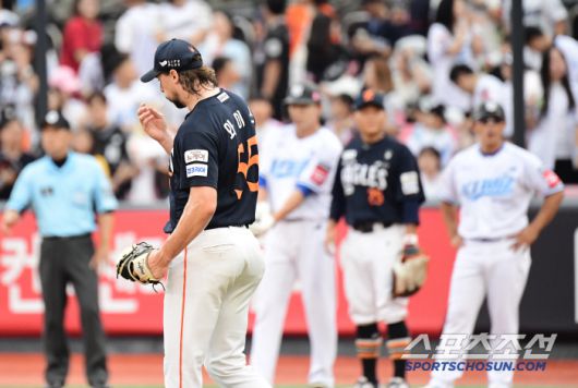 19일 수원 케이티위즈파크에서 열린 KT와 한화의 경기. 1회 연속 안타와 3실점을 허용한 한화 선발 와이스. 수원=송정헌 기자songs@sportschosun.com/2025.07.19/