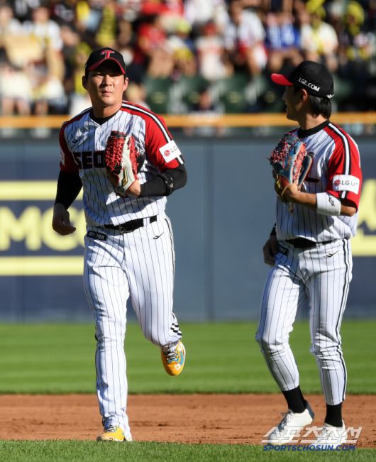 29일 잠실구장에서 열린 LG 트윈스와 KIA 타이거즈의 경기. LG 유격수 오지환과 2루수 신민재가 호흡을 맞추고 있다. 잠실=박재만 기자 pjm@sportschosun.com/2025.06.29/