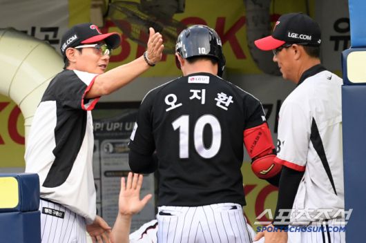 6일 대구 라이온즈파크에서 열린 삼성 라이온즈와 LG 트윈스의 경기. 5회초 LG 오지환이 솔로포를 터뜨리자 염경엽 감독이 반기고 있다. 대구=박재만 기자 pjm@sportschosun.com/2025.07.06/