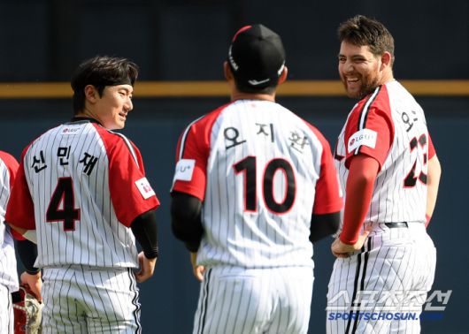 29일 잠실구장에서 열린 LG 트윈스와 KIA 타이거즈의 경기. LG 신민재와 오스틴이 돌아온 오지환을 반기고 있다. 잠실=박재만 기자 pjm@sportschosun.com/2025.06.29/