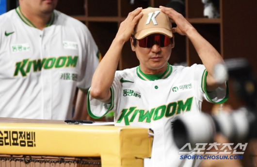 22일 서울 고척스카이돔에서 열린 키움 히어로즈와 롯데 자이언츠의 경기. 설종진 감독대행이 경기를 준비하고 있다. 고척=박재만 기자 pjm@sportschosun.com/2025.07.22/