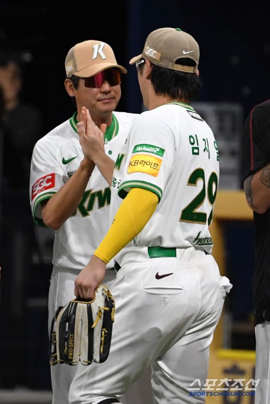 22일 서울 고척스카이돔에서 열린 키움 히어로즈와 롯데 자이언츠의 경기. 승리한 키움 설종진 감독대행과 임지열이 기뻐하고 있다. 고척=박재만 기자 pjm@sportschosun.com/2025.07.22/