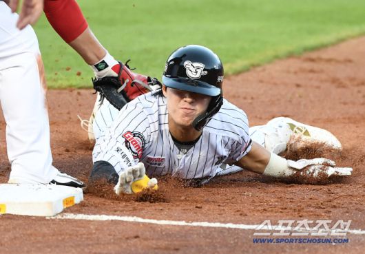 25일 부산 사직구장에서 열린 KIA와 롯데의 경기. 2회말 1사 1루 한태양이 안타를 친 후 상대 송구가 빠지자 2루로 뛰다 귀루했지만 아웃되고 있다. 부산=정재근 기자 cjg@sportschosun.com/2025.7.25/