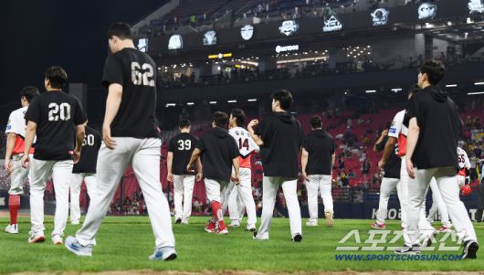 24일 광주 기아 챔피언스필드에서 열린 LG-KIA전. KIA가 0대8로 패하며 3연전을 모두 내줬다. 선수들이 힘없이 그라운드로 나서고 있다.