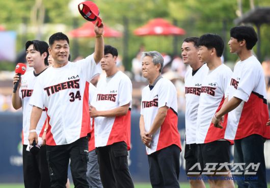 의인 최승일씨와 함께 구조를 도운 직원들이 시구 전 인사하고 있다.