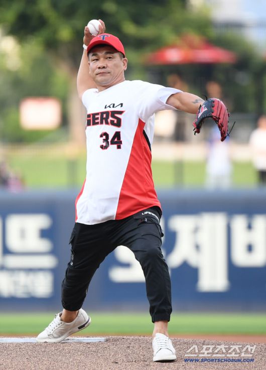 처음 선 챔피언스필드 마운드에서 전혀 긴장하지 않고 공을 던지는 모습