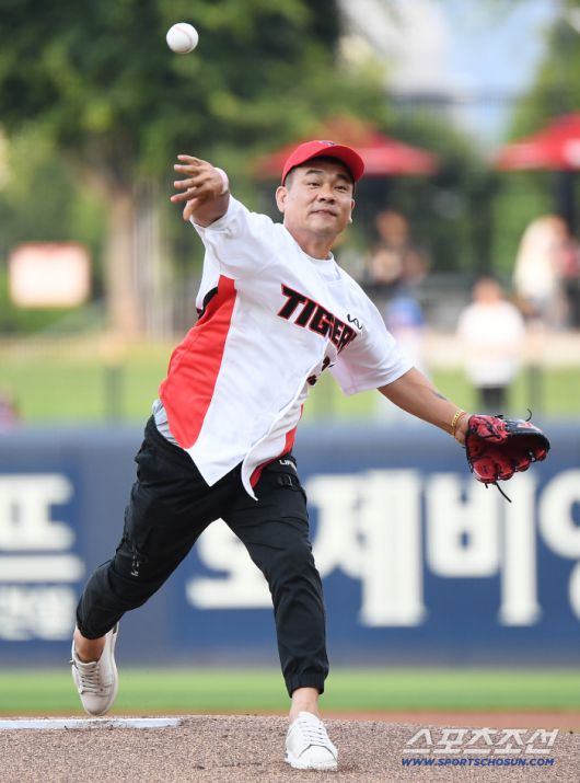 손을 떠난 공이 포수 미트를 향해 힘있게 날아갔다.