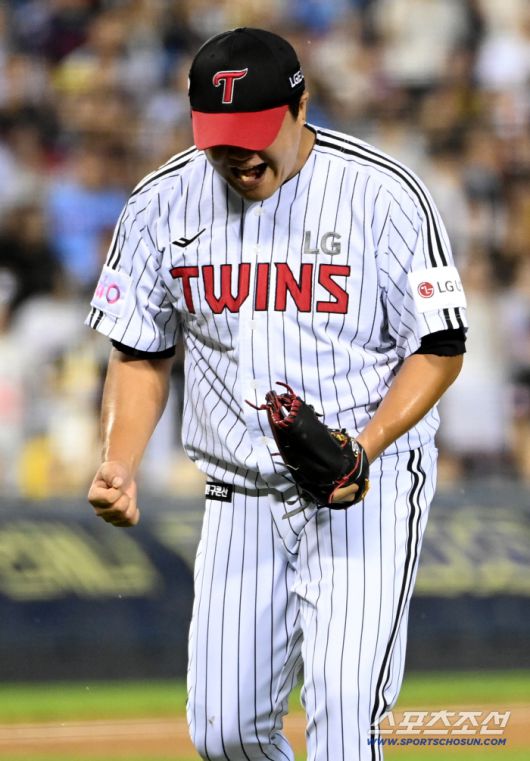 19일 잠실야구장에서 열린 롯데와 LG의 경기, 7회초 1사 1,2루 장현식이 문보경의 호수비로 이닝을 끝내며 환호하고 있다. 잠실=허상욱 기자wook@sportschosun.com/2025.07.19/