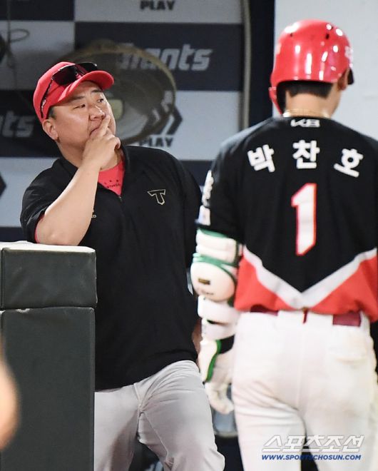 25일 부산 사직구장에서 열린 KIA와 롯데의 경기. KIA가 4-7로 뒤진 9회초 1사 박찬호가 삼진으로 물러나자 이범호 감독이 아쉬워하고 있다. 부산=정재근 기자 cjg@sportschosun.com/2025.7.25/