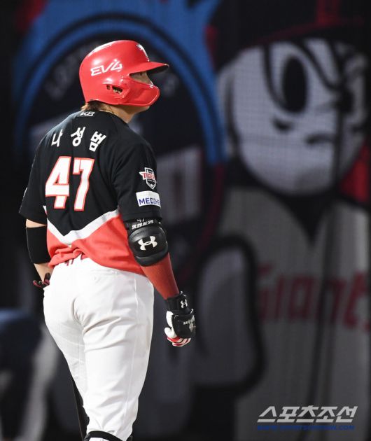 25일 부산 사직구장에서 열린 KIA와 롯데의 경기. 7회초 2사 2, 3루에서 삼진을 당한 나성범이 아쉬워하고 있다. 부산=정재근 기자 cjg@sportschosun.com/2025.7.25/