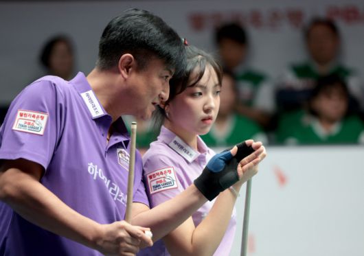 하이원리조트 이충복(왼쪽)-전지우 콤비가 공격에 앞서 상의하는 모습. 사진제공=PBA