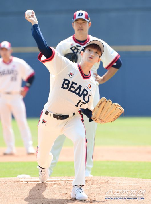 2023 KBO리그 두산베어스와 롯데자이언츠의 경기가 2일 잠실야구장에서 열렸다. 경기전, 세븐틴 도겸이 승리 기원 시구를 하고 있다.  <스포츠조선=DB>