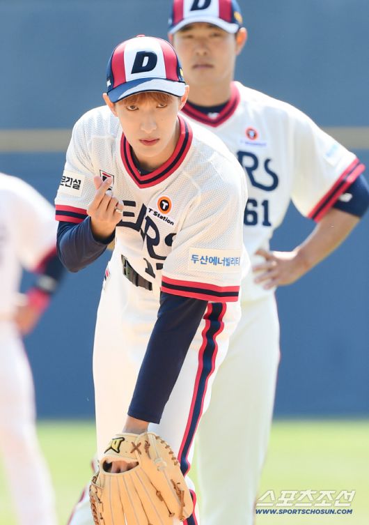 2023 KBO리그 두산베어스와 롯데자이언츠의 경기가 2일 잠실야구장에서 열렸다. 경기전, 세븐틴 도겸이 승리 기원 시구를 하고 있다.  <스포츠조선=DB>